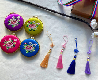 Ensemble Miroir Compact Brodé & Norigae Coréen – Accessoire Traditionnel