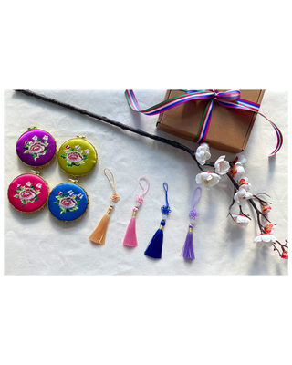 Ensemble Miroir Compact Brodé & Norigae Coréen – Accessoire Traditionnel