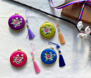 Ensemble Miroir Compact Brodé & Norigae Coréen – Accessoire Traditionnel