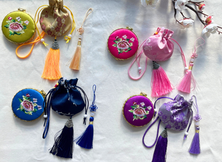 Ensemble 3 Pièces Brodé – Miroir, Bourse Bokjumeoni & Norigae Coréen