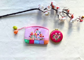 Ensemble Pochette Cosmétique Brodée & Miroir Compact – Accessoires Coréenns