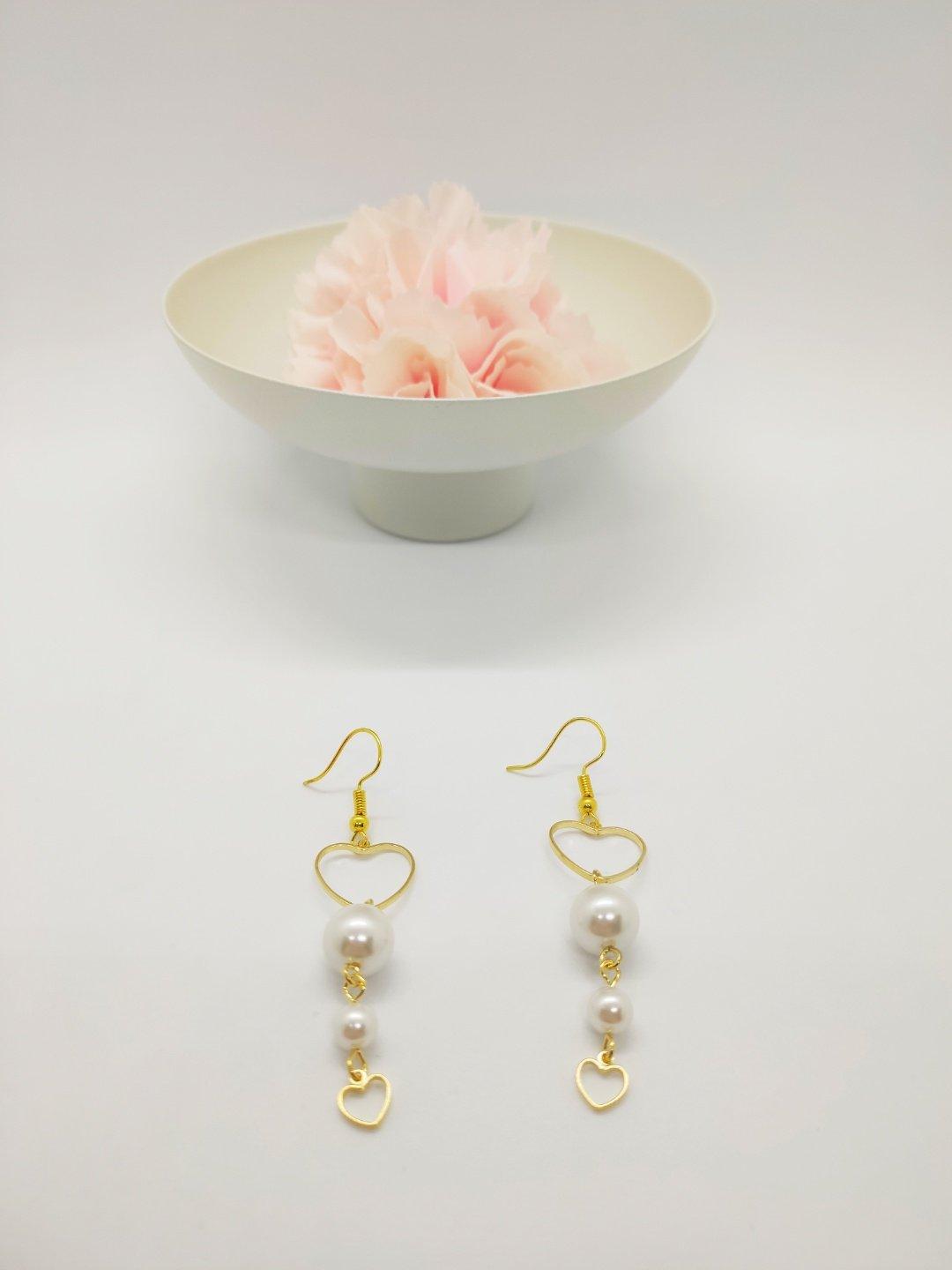 Boucles d'oreilles coeur et perles en acrylique - La Bouclette