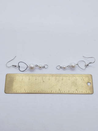 Boucles d'oreilles coeur et perles en acrylique - La Bouclette