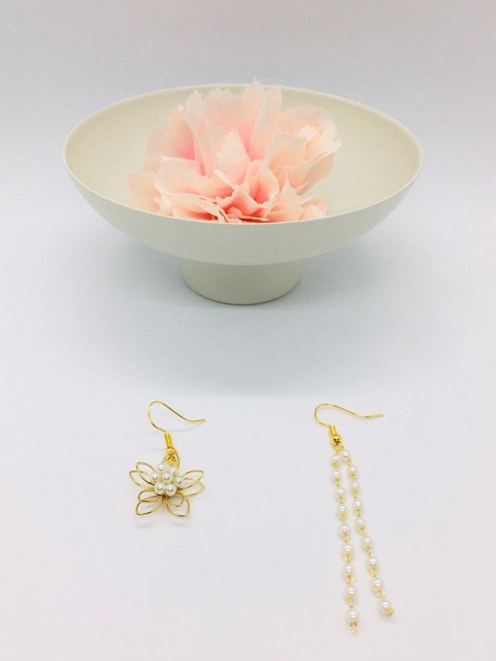 Boucles d'oreilles irrégulières fleur et perles en suspens - La Bouclette